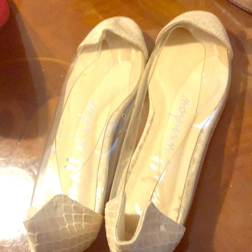 Shoes (small window) made in Korea